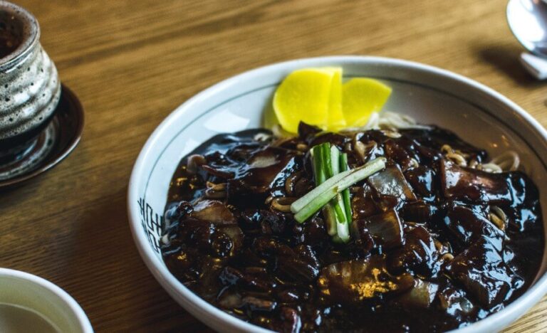 15 韓式炸醬麵 Korean Noodles with Thick Sweet Soy Sauce