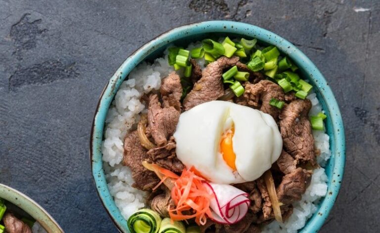 4 溫泉蛋牛肉飯 Beef Bowl with Poached Egg