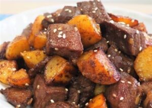 179 蜜糖黑椒薯仔炒牛柳粒 Beef Fillet with Honey Roasted Potatoes (1) (1)