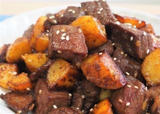 179 蜜糖黑椒薯仔炒牛柳粒 Beef Fillet with Honey Roasted Potatoes (1) (1)